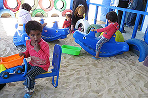 就学前教育センターの砂場で遊ぶ子どもたち（ヨルダン） / ©プラン・インターナショナル
