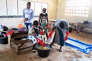 石鹸作りの職業訓練 / ©プラン・インターナショナル