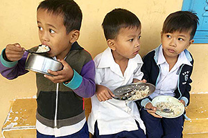 給食をたくさん食べ、授業を受けます / ©プラン・インターナショナル