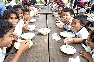 栄養指導で調理した料理を試食する子どもたち / ©プラン・インターナショナル