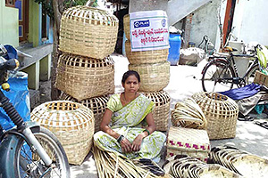 起業支援を受けてカゴの販売を始めた女性 / ©プラン・インターナショナル