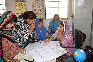 防災計画を作る教師たち（パキスタン） / ©プラン・インターナショナル