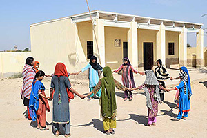 避難方法について検討する学校防災委員会（パキスタン） / ©プラン・インターナショナル