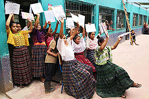 研修の修了証を手にした女の子たち / ©プラン・インターナショナル