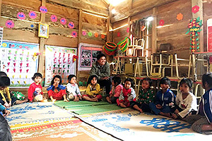 3年目に建設対象の幼稚園の校舎と園児たち / ©プラン・インターナショナル