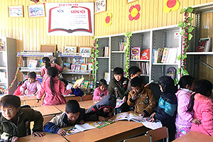 新設された図書室で休み時間に読書を楽しむ小学生 / ©プラン・インターナショナル
