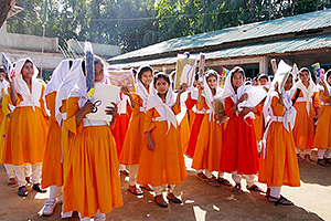 雨具や学用品を受け取った周辺地域の学校の女の子たち / ©プラン・インターナショナル