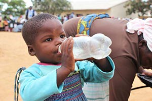 安全な水を飲む女の子 / ©プラン・インターナショナル