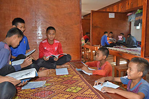 新しい学生寮で宿題をする男子生徒 / ©プラン・インターナショナル