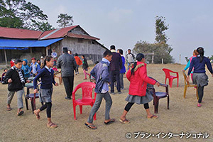 ゲームを通して災害リスクを学ぶ子どもたち（ネパール）/ ©プラン・インターナショナル