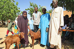 コミューン代表の立会いのもとヤギを受け取る女性 / ©プラン・インターナショナル