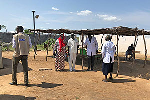 粗末な仮設診療所を建て替える準備（スーダン） / ©プラン・インターナショナル