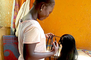 美容の職業トレーニングを受ける女の子 / ©プラン・インターナショナル