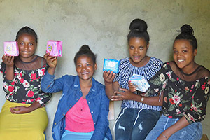 ウォルソ小学校でナプキンを受け取った女の子たち / ©プラン・インターナショナル