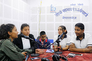 ラジオ番組で語る女の子クラブのメンバー / ©プラン・インターナショナル