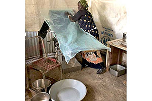 土の床に分娩台が置かれた以前の仮設診療所（スーダン） / ©プラン・インターナショナル