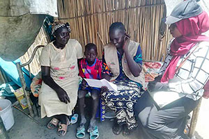 コミュニティ保健員による家庭訪問（スーダン） / ©プラン・インターナショナル