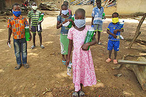 新型コロナウイルス感染症予防キットを受けとる障がいのある子どもたち / ©プラン・インターナショナル
