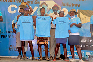 メッセージTシャツで体罰防止を呼びかける女の子たち/ ©プラン・インターナショナル