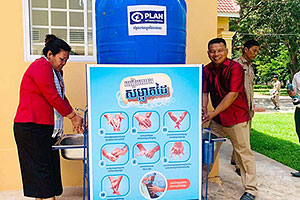正しい手洗い方法を提示した手洗い場の設置（カンボジア） / ©プラン・インターナショナル