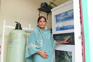 コミュニティに設置された水の自動販売機 / ©プラン・インターナショナル