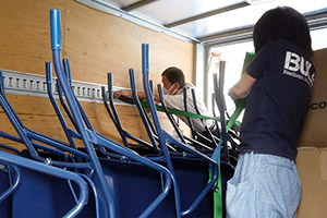 災害ボランティアセンターに一輪車を搬入  / ©プラン・インターナショナル