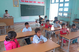 新しい校舎で授業を受ける生徒たち