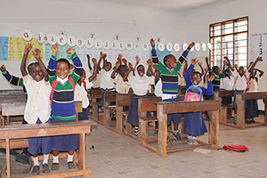 新しい教室で笑顔を見せる児童たち / ©プラン・インターナショナル