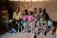 子どもだけで生活するイヒサさん一家 / ©プラン・インターナショナル