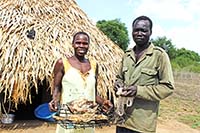 支援で漁業用具を受け取った夫婦（南スーダン） / ©プラン・インターナショナル