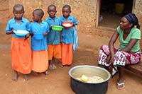 94校1万2000人の子どもたちに、米と豆の給食を提供（ケニア） / ©プラン・インターナショナル