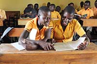 新しい教室で学ぶ子どもたち / ©プラン・インターナショナル