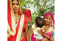栄養指導員のインドラ(左)と娘を抱くキラッシュ(右) / ©プラン・インターナショナル