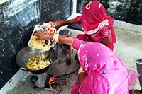 栄養食調理実習で食事を準備する母親たち / ©プラン・インターナショナル
