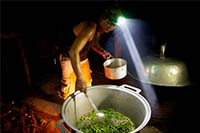 早朝まだ暗いうちから給食の調理を開始 / ©プラン・インターナショナル