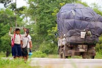 長い道のりを歩いて学校に通う子どもも多い / ©プラン・インターナショナル