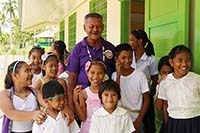 学校の復旧を喜ぶ在学生と先生 / ©プラン・インターナショナル