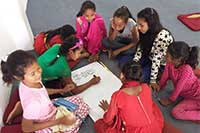子どもの保護について学ぶ女の子たち２ / ©プラン・インターナショナル