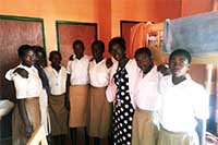 「女子部屋」で　部屋を管理する代表メンバーと教師 / ©プラン・インターナショナル
