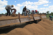 地域の人々が協力して、川から運んできた砂利を降ろします / ©プラン・インターナショナル