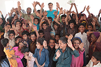 対象校の児童とプラン職員(パキスタン) / ©プラン・インターナショナル