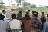 地域の人々との話し合い(パキスタン) / ©プラン・インターナショナル