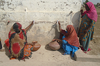新しく村に完成した給水設備から水を汲む女性たち / ©プラン・インターナショナル