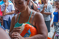おむつを受け取る母親 / ©プラン・インターナショナル