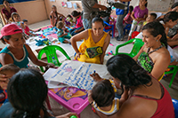 「子どもひろば」における母親を対象とした育児講習会 / ©プラン・インターナショナル