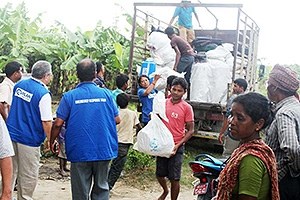 緊急物資を受け取る人々（ネパール） / ©プラン・インターナショナル