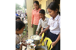 給食の配膳は、子どもたちもお手伝い / ©プラン・インターナショナル