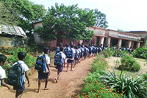 支給された学用品入りバッグを背負って学校へ / ©プラン・インターナショナル