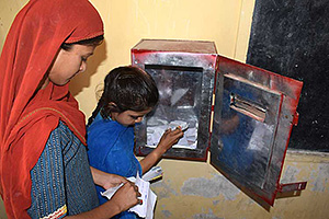 学校に対する意見書を集める児童たち（パキスタン）