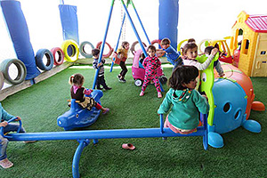 乳児用スペースで遊ぶ子どもたち（ヨルダン） / ©プラン・インターナショナル